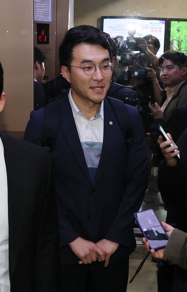 ©AP신문(AP뉴스)/ 이미지 제공 = 연합뉴스 ▲가상자산 보유 논란이 계속되고 있는 더불어민주당 김남국 의원이 지난 9일 국회 의원회관 의원실을 나서며 취재진의 질문을 받고 있다.