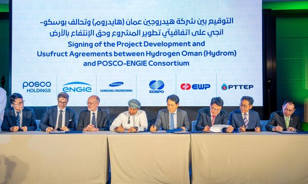©AP신문(AP뉴스)/ 이미지 제공 = 삼성엔지니어링 ▲(왼쪽부터) 이기열 삼성엔지니어링 상무, 스테판 고베흐(Stephan Gobert) 엔지社 전무, 프레드릭 끌로(Frederic Claux) 엔지社 아시아∙중동 총괄 책임자, 살림 빈 나세르 알 아우피(Salim bin Nasser Al Aufi) 오만 에너지광물부 장관 겸 하이드롬社 이사회 의장(Chairman), 조주익 포스코홀딩스 수소사업팀장, 이영재 한국남부발전 수소융합처장, 홍기열 한국동서발전 해외사업실장, 노빠짓 차이와나쿱트(Nopasit Chaiwanakupt) PTTEP社 전무 등 컨소시엄 관계자들이 서명하고 있다.