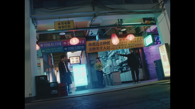 [AP신문 광고평론 No.807] 주현영 대신 총을 맞는 김원훈. 사진 코오롱몰 유튜브 캡처 ⓒAP신문(AP뉴스)