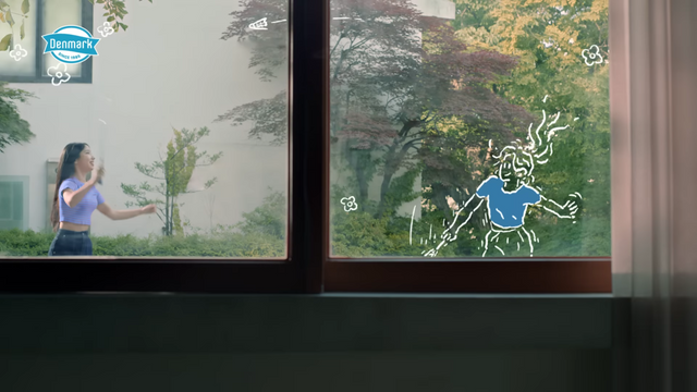 [AP신문 광고평론 No.838] 신예은과 캐릭터가 배드민턴을 치고 있다. 사진 동원F&B 유튜브 캡처 ⓒAP신문(AP뉴스)