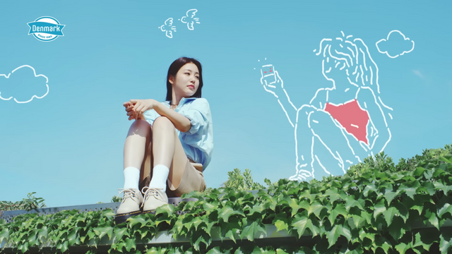 [AP신문 광고평론 No.838] 신예은에게 요구르트를 건네는 캐릭터. 사진 동원F&B 유튜브 캡처 ⓒAP신문(AP뉴스)