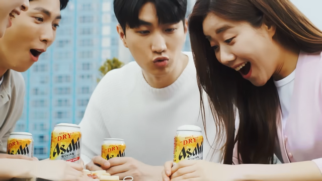 [AP신문 광고평론 No.841]&nbsp; 캔을 따자 거품이 나오는 것을 보며 놀라는 모델. 사진 아사히 유튜브 캡처 ⓒAP신문(AP뉴스)