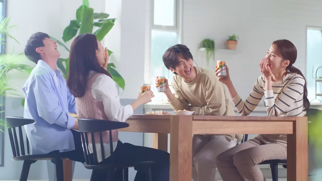 [AP신문 광고평론 No.841]&nbsp; 맥주를 마시며 즐거워하는 장면. 사진 아사히 유튜브 캡처 ⓒAP신문(AP뉴스)