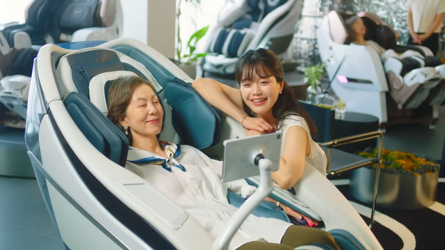 [AP신문 광고평론 No.856]&nbsp;할머니와 손녀가 라운지에서 함께 시간을 보낸다. 사진 바디프랜드 유튜브 캡처 ⓒAP신문(AP뉴스)