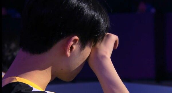 ©AP신문(AP뉴스)/ 이미지 제공 = 크래프톤 ▲이프유마인 게임 피티의 밥상머리(babsanghead·김진현) 선수가 PGS2 패자브래킷에서 그랜드 파이널 진출 확정 후 눈물을 흘리고 있다.