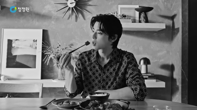 [AP신문 광고평론 No.861]&nbsp; 호밍스 음식을 맛보는 차은우. 사진 청정원 푸드캐스트 유튜브 캡처 ⓒAP신문(AP뉴스)