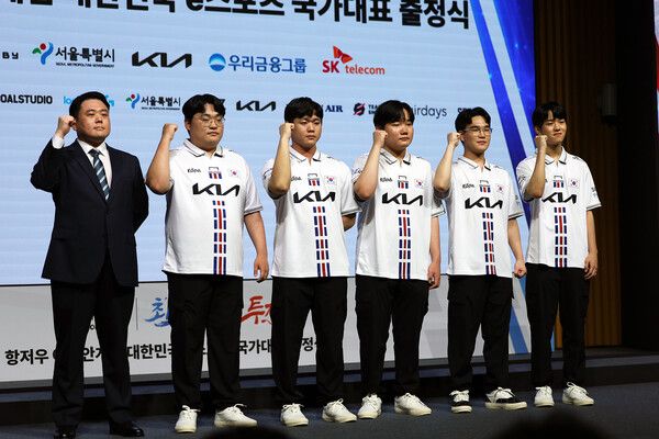 ©AP신문(AP뉴스)/ 이미지 제공 = 크래프톤 ▲제19회 항저우&nbsp;아시안게임 '배틀그라운드(PUBG) 모바일'에 출전하는 한국 국가대표 선수단이 28일 서울시청 다목적홀에서 열린 2022 항저우 아시안게임(AG) e스포츠 국가대표팀 출정식에 참석했다.