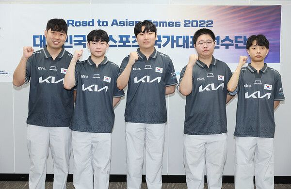 ©AP신문(AP뉴스)/ 이미지 제공 = 한국e스포츠협회 ▲ 2022 항저우 아시안게임 ‘FC 온라인’ 국가대표팀 미디어데이(왼쪽부터 신보석 감독, 박기영 선수, 곽준혁 선수, 박찬화 전력분석관, 박기홍 전력분석관)