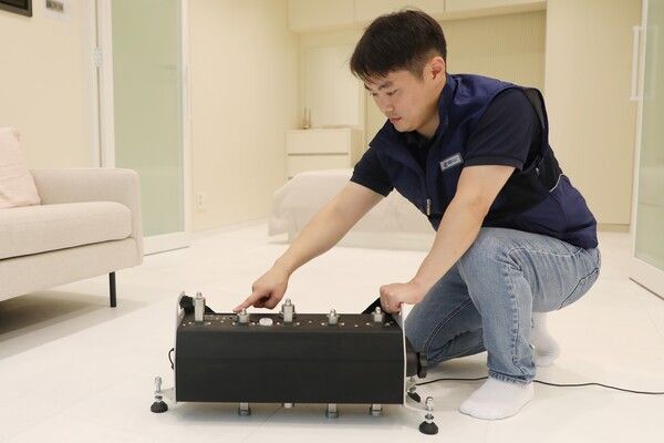 ©AP신문(AP뉴스)/ 이미지 제공 = GS건설 ▲GS건설 관계자가 경기도 용인에 위치한 GS건설 용인기술연구소에서 태핑 머신(Tapping Machine)을 이용해 경량 바닥충격음을 측정하고 있다.