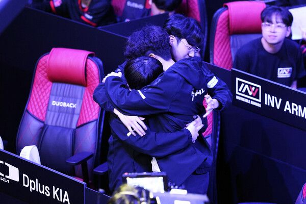 ©AP신문(AP뉴스)/ 이미지 제공 = 크래프톤 ▲디플러스 기아의 세이덴, 포레스트, 오살 선수가 3일&nbsp;대전 e스포츠경기장 드림아레나에서 열린 'PMPS펍지 모바일 글로벌 챔피언십) 2023' 시즌3 파이널 최종일 경기에서 PMGC 진출을 확정 후 기뻐하고 있다.