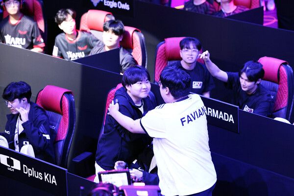 ©AP신문(AP뉴스)/ 이미지 제공 = 크래프톤 ▲디플러스 기아의 포레스트(왼쪽)와 파비안 선수가 3일&nbsp;대전 e스포츠경기장 드림아레나에서 열린 'PMPS펍지 모바일 글로벌 챔피언십) 2023' 시즌3 파이널 최종일 경기에서 PMGC 진출을 확정 후 기뻐하고 있다.