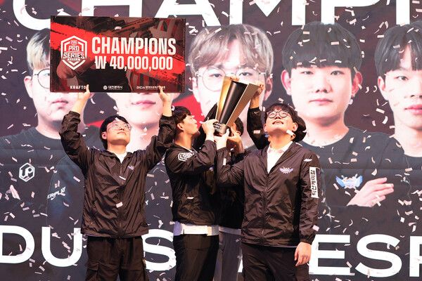 ©AP신문(AP뉴스)/ 이미지 제공 = 크래프톤 ▲덕산 이스포츠 선수단이 3일&nbsp;대전 e스포츠경기장 드림아레나에서 열린 크래프톤 주최 배틀그라운드 모바일 e스포츠 대회 'PMPS 2023' 시즌3 파이널에서 우승 세레모니를 펼치고 있다.