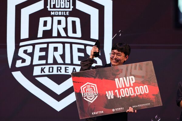 ©AP신문(AP뉴스)/ 이미지 제공 = 크래프톤 ▲덕산 이스포츠의 주니(juni·김경준) 선수가 3일&nbsp;대전 e스포츠경기장 드림아레나에서 열린 크래프톤 주최 배틀그라운드 모바일 e스포츠 대회 'PMPS 2023' 시즌3 파이널 MVP 수상 후 기념촬영을 하고 있다.