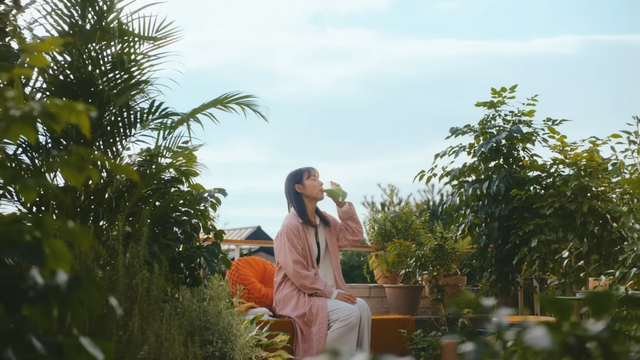 [AP신문 광고평론 No.956]&nbsp;착즙 주스를 마시는 이효리. 사진 휴롬 유튜브 캡처 ⓒAP신문(AP뉴스)