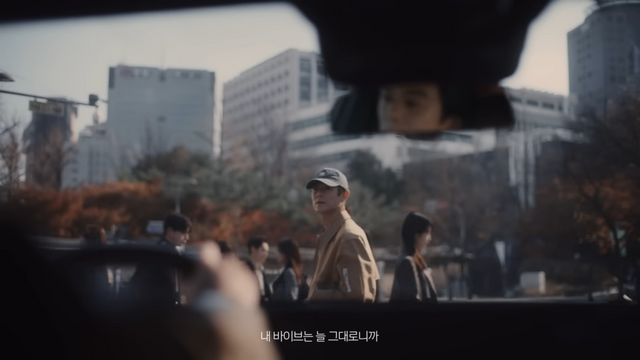 [AP신문 광고평론 No.952]&nbsp;현재의 빈지노와 과거의 빈지노가 마주하는 장면. 사진 BMW Korea 유튜브 캡처 ⓒAP신문(AP뉴스)