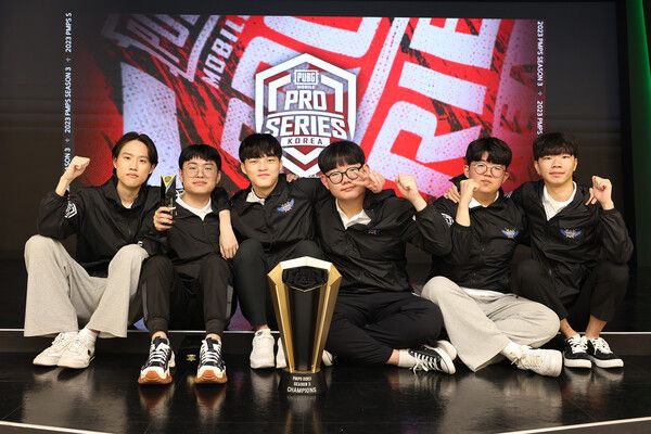 ©AP신문(AP뉴스)/ 이미지 제공 = 크래프톤 ▲덕산 이스포츠 선수단이 3일 대전 e스포츠경기장 드림아레나에서 열린 크래프톤 주최 배틀그라운드 모바일 e스포츠 대회 'PMPS 2023' 시즌3 파이널 우승 이후 기념촬영을 하고 있다. (왼쪽부터) 그레이 코치, 주니, 지피얀, 비니, 큐엑스, 혹시 선수