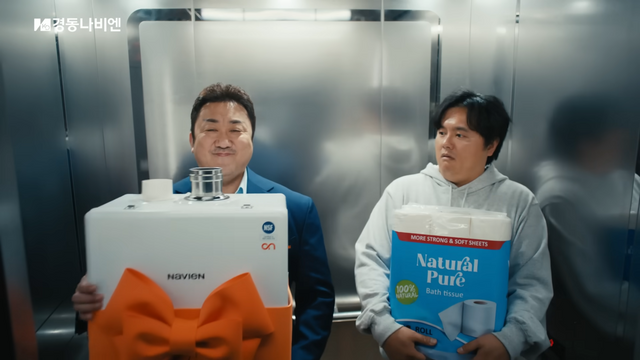 [AP신문 광고평론 No.1140]&nbsp; ​​​​​​​선물로 보일러를 준비한 마동석. 사진 경동 나비엔 유튜브 캡처ⓒAP신문(AP뉴스)