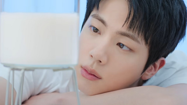 [AP신문 광고평론 No.1141]&nbsp; ​​​​​​​진의 얼굴을 클로즈업 하는 장면이 많다. 사진 라네즈 유튜브 캡처ⓒAP신문(AP뉴스)