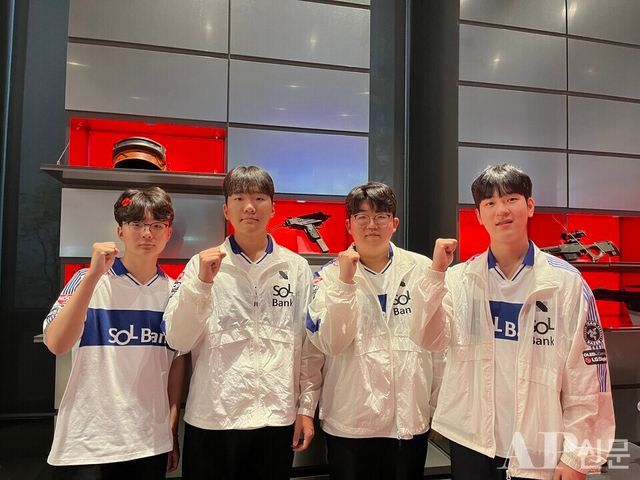 ©AP신문(AP뉴스)/ 박수연 기자 = ▲20일 서울 성수동에 마련된 팝업스토어 ‘배틀그라운드 모바일 x 시디즈 더 블루 존 성수’에서 열린 뷰잉 파티에 참석한 DRX 선수들. (왼쪽부터) '현빈' 전현빈 선수, '쏘이지' 송호진 선수, '큐엑스' 이경석 선수, '씨재' 최영재 선수