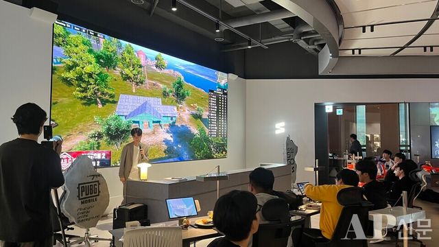 ©AP신문(AP뉴스)/ 박수연 기자 = ▲20일 서울 성수동에 마련된 팝업스토어 ‘배틀그라운드 모바일 x 시디즈 더 블루 존 성수’에서 열린 뷰잉 파티에서 박한얼 캐스터가 직접 현장 중계를 하고 있다.