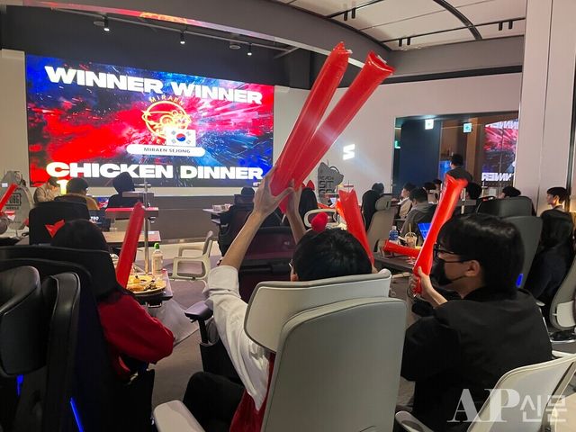 ©AP신문(AP뉴스)/ 박수연 기자 = ▲20일 서울 성수동에 마련된 팝업스토어 ‘배틀그라운드 모바일 x 시디즈 더 블루 존 성수’에서 열린 뷰잉 파티 현장.