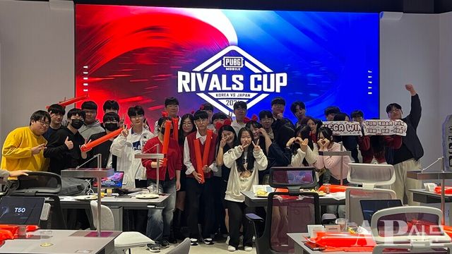 ©AP신문(AP뉴스)/ 박수연 기자 = ▲20일 서울 성수동에 마련된 팝업스토어 ‘배틀그라운드 모바일 x 시디즈 더 블루 존 성수’에서 열린 뷰잉 파티에 참석한 선수들과 팬들이 함께 기념촬영을 하고 있다.