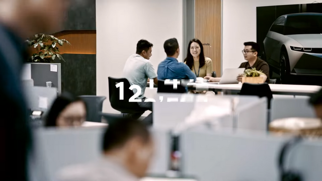 [AP신문 광고평론 No.1142]&nbsp;&nbsp;​​​​​​​회의 중인 현대자동차 직원들. 사진 현대자동차 유튜브 캡처ⓒAP신문(AP뉴스)