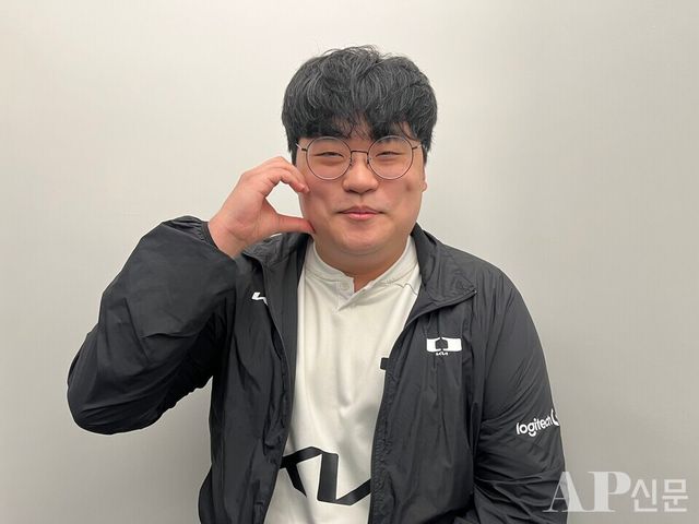 ©AP신문(AP뉴스)/ 박수연 기자 = ▲20일 서울 성수동에 마련된 팝업스토어 ‘배틀그라운드 모바일 x 시디즈 더 블루 존 성수’에서 열린 뷰잉 파티에 참석한 디플러스 기아 '파비안' 박상철 선수.