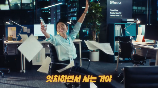 [AP신문 광고평론 No.1143]&nbsp;​​​​​​​사무실에서 이를 닦을 때 잇치를 이용하는 회사원. 사진 동화약품 유튜브 캡처ⓒAP신문(AP뉴스)