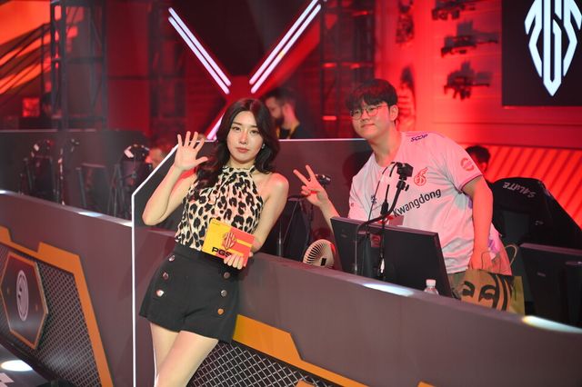 ©AP신문(AP뉴스)/ 이미지 제공 = 크래프톤 ▲'벨라(Bella)' 동수항 아나운서와 광동 프릭스 '살루트' 우제현 선수.