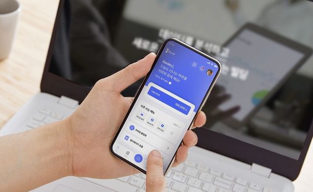 ©AP신문(AP뉴스)/ 이미지 제공 = 삼성물산 건설부문 ▲빌딩플랫폼 '바인드'를 통해 기능을 사용하는 모습을 시연해 보이고 있다.