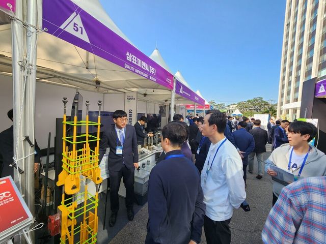 ©AP신문(AP뉴스)/ 이미지 제공 = 삼표그룹 ▲지난 10월 24일과 25일 서울 종로구 계동에 위치한 현대건설 사옥에서 열린 ‘현대건설 기술엑스포 2024’에서 삼표그룹의 주요 전시 부스를 참관객들이 둘러보고 있는 모습