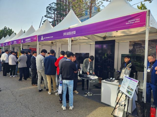 ©AP신문(AP뉴스)/ 이미지 제공 = 삼표그룹 ▲‘현대건설 기술엑스포 2024’를 찾은 참관객들이 삼표그룹의 제품 전시장을 찾아 둘러보고 있다.