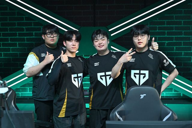 ©AP신문(AP뉴스)/ 이미지 제공 = 크래프톤 ▲젠지 선수단. (왼쪽부터) '발포' 김민재 선수, '렉스' 김해찬 선수, '애더' 정지훈 선수, '토시' 성윤모 선수.