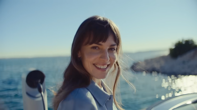 [AP신문 광고평론 No.1155]&nbsp; 전기차를 충전하고 있는 모델. 사진 BMW코리아 유튜브 캡처ⓒAP신문(AP뉴스)