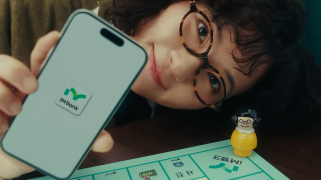 [AP신문 광고평론 No.1156]&nbsp; ​​​​​​​iM뱅크 어플을 보여주고 있는 원지. 사진 iM뱅크 유튜브 캡처ⓒAP신문(AP뉴스)