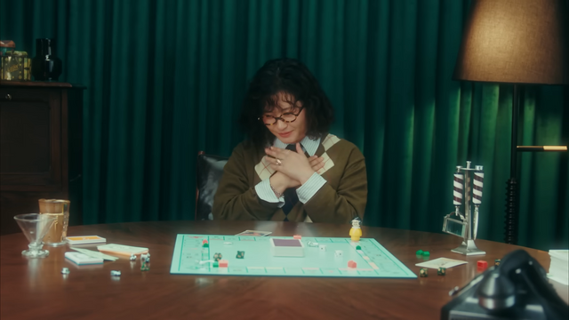 [AP신문 광고평론 No.1156]&nbsp; ​​​​​​​부루마불에서 연애가 나오자 좋아하는 원지. 사진 iM뱅크 유튜브 캡처ⓒAP신문(AP뉴스)