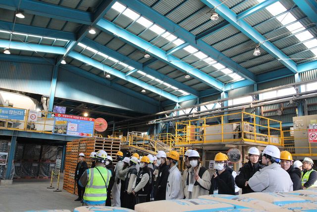 ©AP신문(AP뉴스)/ 이미지 제공 = 삼표그룹 ▲김정옥 삼표산업 화성 몰탈공장 공장장이 지난 8일 현장교류형 산학투어에 참석한 서울대학교 건축학과 학생들에게 주요 생산 공정 라인투어를 통해 제품의 이해도를 높혔다.