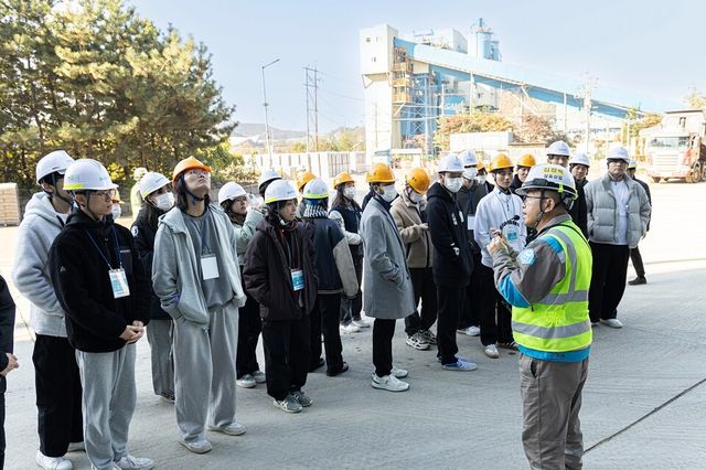 ©AP신문(AP뉴스)/ 이미지 제공 = 삼표그룹 ▲김정옥 삼표산업 화성 몰탈공장 공장장이 지난 8일 현장교류형 산학투어에 참석한 서울대학교 건축학과 학생들에게 주요 생산 공정 라인투어를 통해 제품의 이해도를 높혔다.