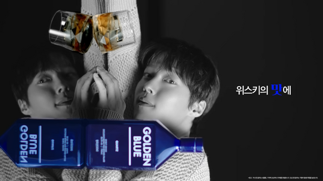 [AP신문 광고평론 No.1159]&nbsp; ​​​​​​​위스키의 황금색과 패키지의 파란색을 강조한다. 사진 골든블루 유튜브 캡처ⓒAP신문(AP뉴스)