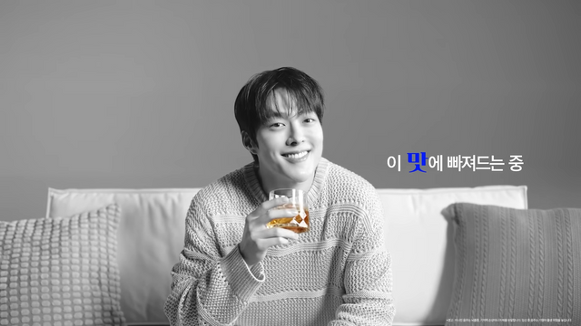 [AP신문 광고평론 No.1159]&nbsp; ​​​​​​​골든블루 쿼츠가 담긴 잔을 듣고 웃고 있는 장기용. 사진 골든블루 유튜브 캡처ⓒAP신문(AP뉴스)