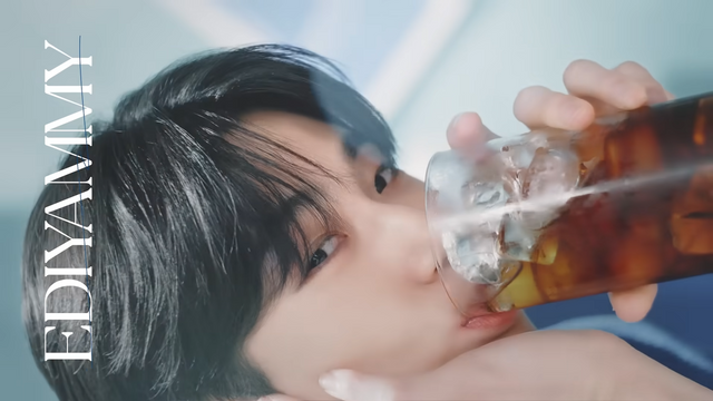 [AP신문 광고평론 No.1160]&nbsp; ​​​​​​​아이스 아메리카노를 마시고 있는 변우석. 사진 이디야커피 유튜브 캡처ⓒAP신문(AP뉴스)