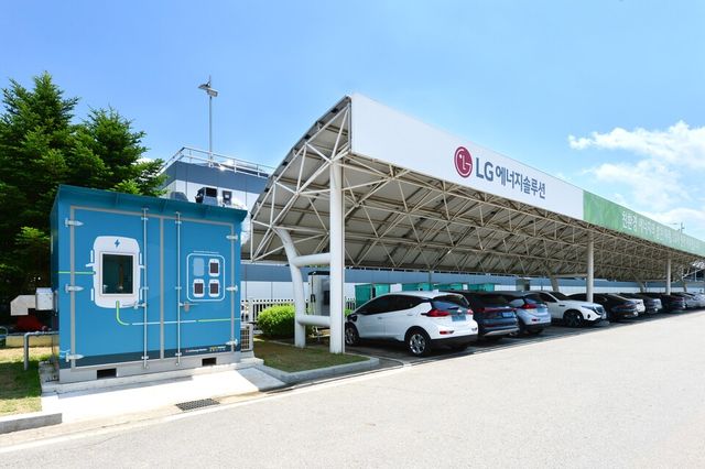 ©AP신문(AP뉴스)/ 이미지 제공 = ㈜LG ▲LG에너지솔루션 오창 에너지플랜트에 설치된 전기차 충전 ESS시스템. 전기차 사용후배터리를 재사용해 만들었다.