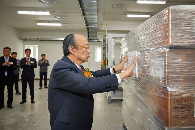 ©AP신문(AP뉴스)/ 이미지 제공 = 한화그룹 ▲김승연 한화그룹 회장이 한화 보은사업장을 방문해 제품 출하스티커를 부착하고 있다.