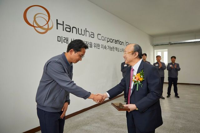 ©AP신문(AP뉴스)/ 이미지 제공 = 한화그룹 ▲김승연 한화그룹 회장이 (주)한화 글로벌부문 박연욱 노조위원장에게 설립 후 63년간 노사화합이 지속될 수 있게 기여한 공로로 감사패를 받고 있다.