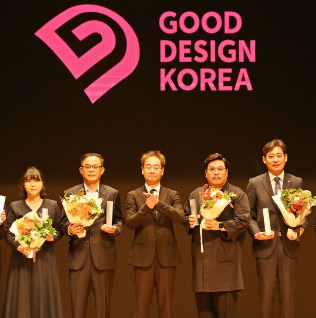 ©AP신문(AP뉴스)/ 이미지 제공 = 신한카드 ▲지난 15일 서울 코엑스에서 열린 시상식에서 최재훈 신한카드 경영기획그룹장(왼쪽 두 번째)이 수상자들과 기념 촬영을 하고 있다.