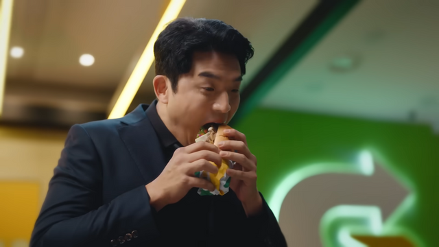 [AP신문 광고평론 No.1161] ​​​​​​​안창 비프 머쉬룸 샌드위치를 먹고 있는 안성재. 사진 써브웨이 유튜브 캡처ⓒAP신문(AP뉴스)