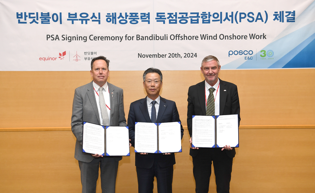 ©AP신문(AP뉴스)/ 이미지 제공 = 포스코이앤씨 ▲(왼쪽부터) 엠블렛 욘스가드 구매디렉터, 포스코이앤씨 전중선 사장, 톨게 나켄 총괄디렉터가 지난 20일 송도사옥에서 열린 독점공급합의서 체결식에 참석해 기념촬영을 하고 있다.