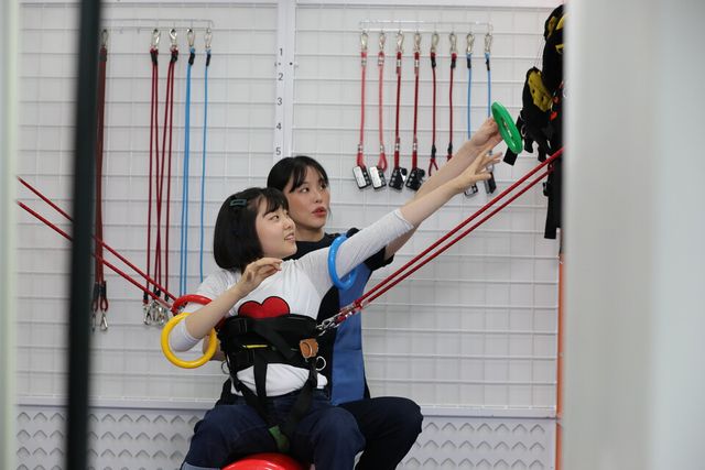 ©AP신문(AP뉴스)/ 이미지 제공 = HD현대 ▲푸르메재단 넥슨어린이재활병원은 장애 어린이들의 재활을 위해 물리치료를 제공하고 있다.