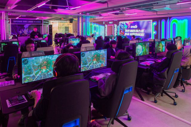 ⓒAP신문(AP뉴스)/ 이미지 제공 = 넥슨 ▲PC 40대가 설치된 게임 라운지에서 방문객들이 게임을 하고 있다